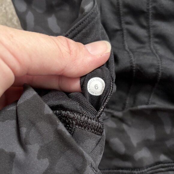 Lululemon Black Energy Longline Strappy Sports Bra in Camo Women’s Size 6 - Picture 4 of 4